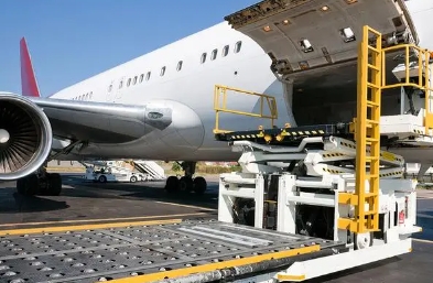 美国空运以其卓越的技术和优质的服务，成为了全球航空运输的佼佼者